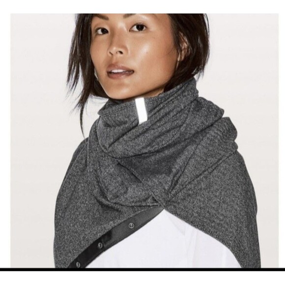 Lululemon Black Houndstooth Vinyasa Scarf Rulu Snap Wrap SO VERSATILE! - Picture 10 of 11